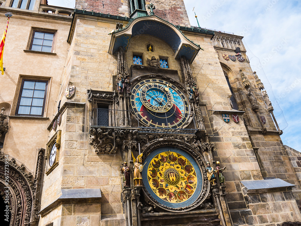 Plakat Praski zegar astronomiczny to średniowieczny zegar astronomiczny. Zegar jest zamontowany na południowej ścianie ratusza Starego Miasta na Rynku Starego Miasta.