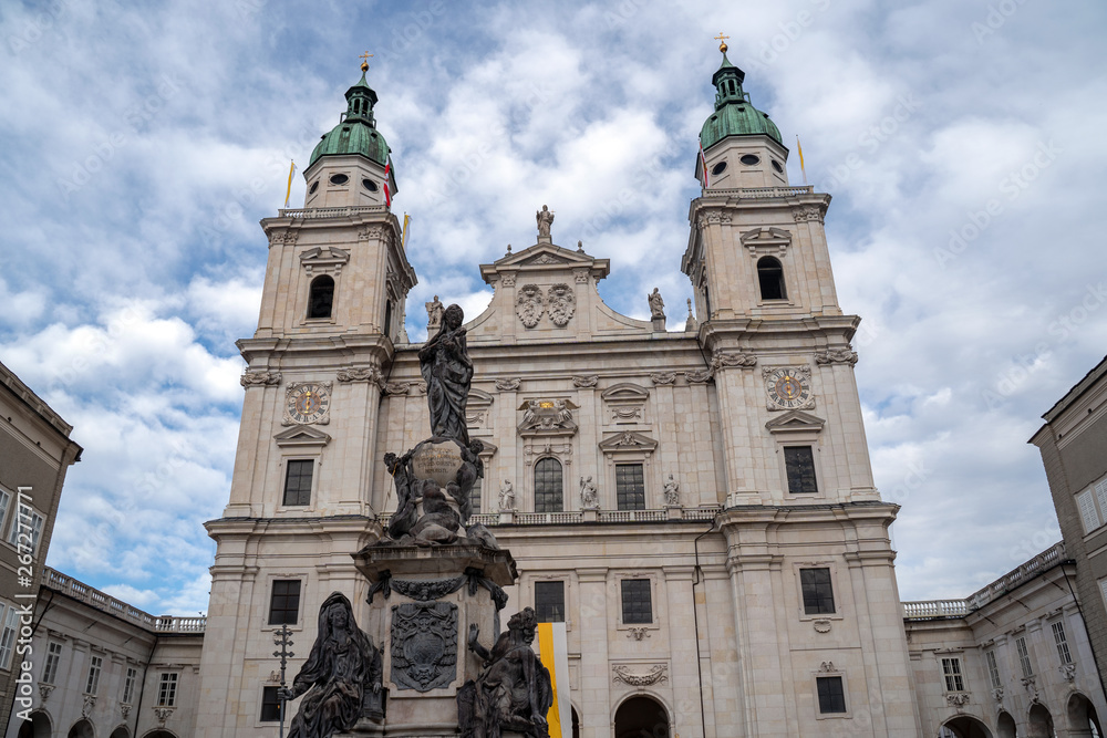 Marienstatue und Domplatz in Salzburg