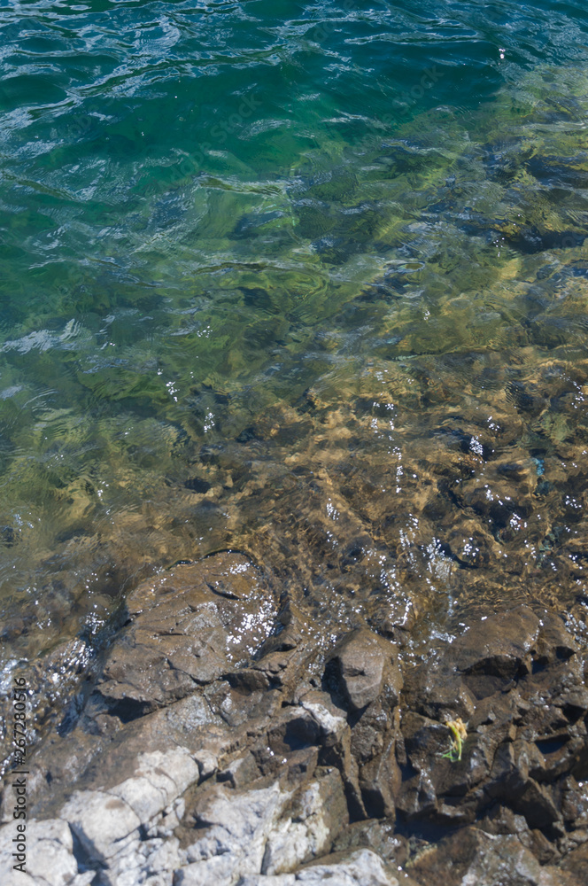 Obraz premium Stones and water background in the lake Cushman area