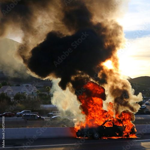 Brennendes Auto mit Feuerball und Rauchwolke