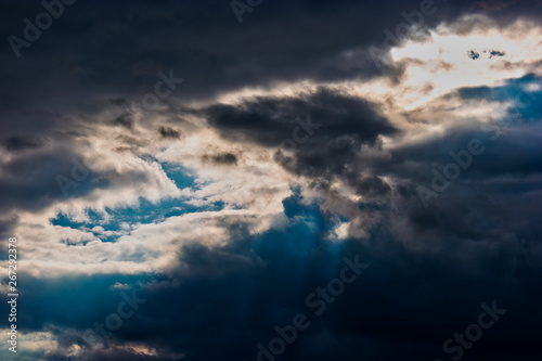 Sky hald dark hald deep blue with light between © mettus