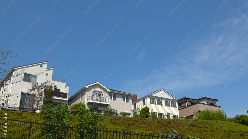 高台に建つ 住宅街 イメージ 春 青空 コピースペース 高台に建つ 住宅街 イメージ 春 青空 コピースペース