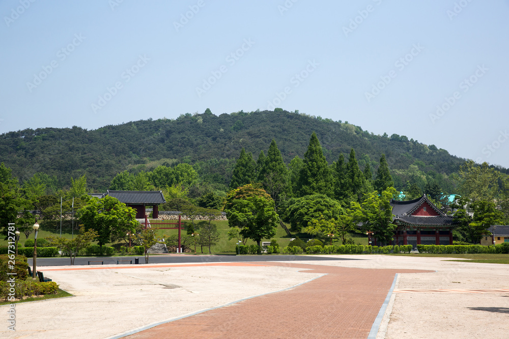 Obraz premium Manin Cemetery of Righteous Fighters. the tombs of those killed in the Joseon Dynasty.