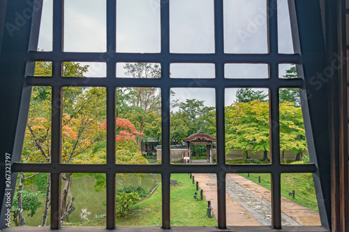 高台寺 窓越しの庭園風景