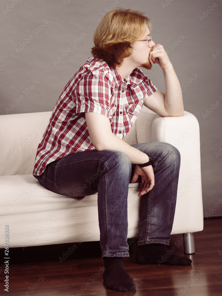 Obraz premium Young man thinking and sitting