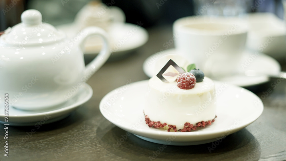 ベリーの乗ったムースケーキとお茶