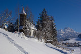 verschneite Landschaft im Tannheimertal mit Kapelle