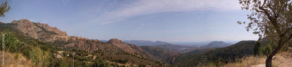 Panorama der kargen Landschaft auf Sardinien