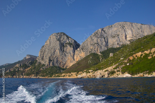 Küste von Sardinien mit azurbaluem Wasser © Renate
