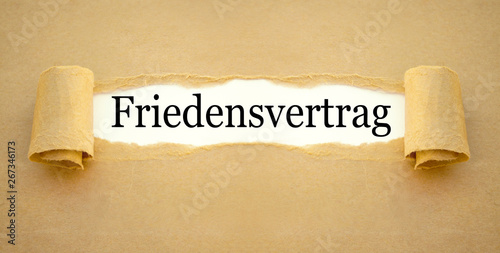 Aufgerissenes Papier mit Friedensvertrag photo