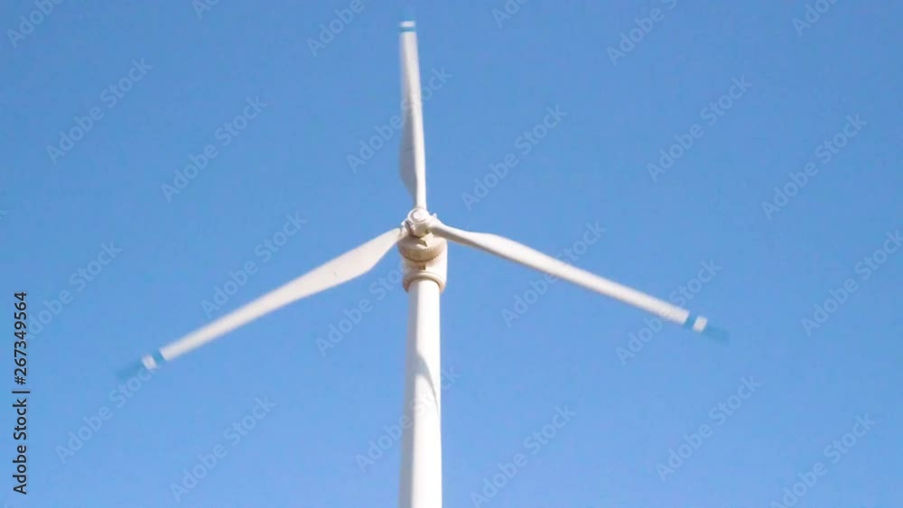Parco eolico con turbine per la generazione di energia elettrica dal vento. Fonte rinnovabile e pulita, tecnologia per le costruzioni del futuro. Situate in montagna. Parco eolico con turbine per la generazione di energia elettrica dal vento. Fonte rinnovabile e pulita, tecnologia per le costruzioni del futuro. Situate in montagna.