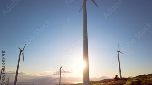 Parco eolico con turbine per la generazione di energia elettrica dal vento. Fonte rinnovabile e pulita, tecnologia per le costruzioni del futuro. Situate in montagna. photo