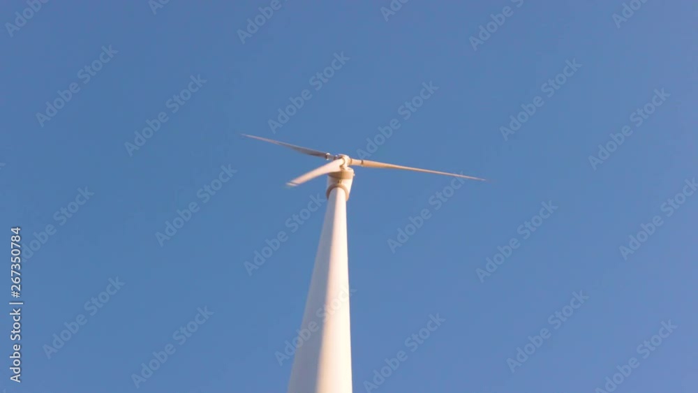 Parco eolico con turbine per la generazione di energia elettrica dal vento. Fonte rinnovabile e pulita, tecnologia per le costruzioni del futuro. Situate in montagna. Parco eolico con turbine per la generazione di energia elettrica dal vento. Fonte rinnovabile e pulita, tecnologia per le costruzioni del futuro. Situate in montagna.
