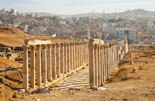 Via a la Puerta Oeste o de Jerusalen. Ciudad grecorromana Jerash, Jordania, Oriente Medio photo