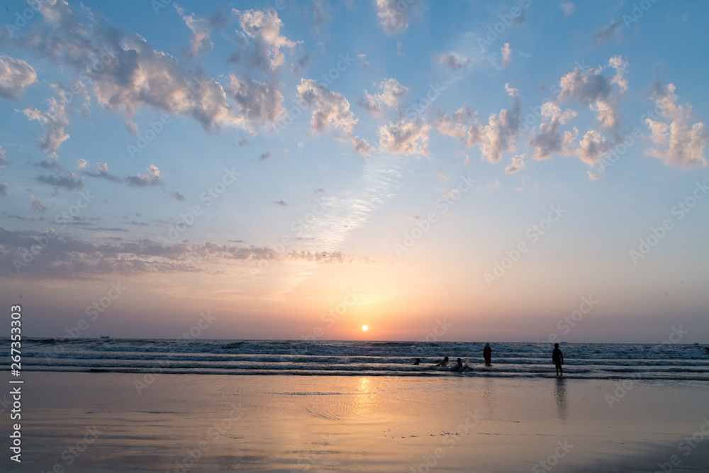 Fototapeta premium Silhouettes of people playing on Juhu beach