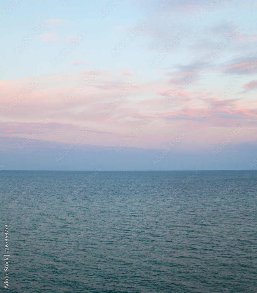 Obraz premium Calm sea and clouds over it