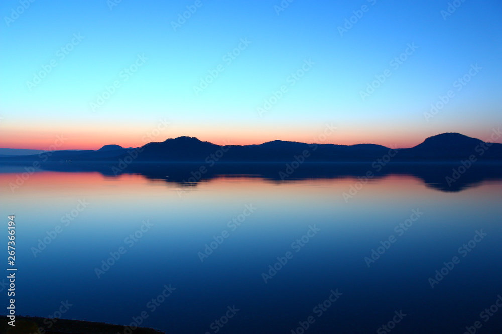 夜明けの湖。北海道、屈斜路湖。