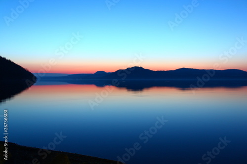 夜明けの湖。北海道、屈斜路湖。