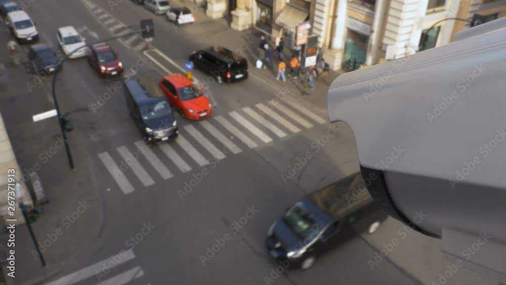 Vidéo Stock Traffic monitoring camera sits on top of traffic lights and