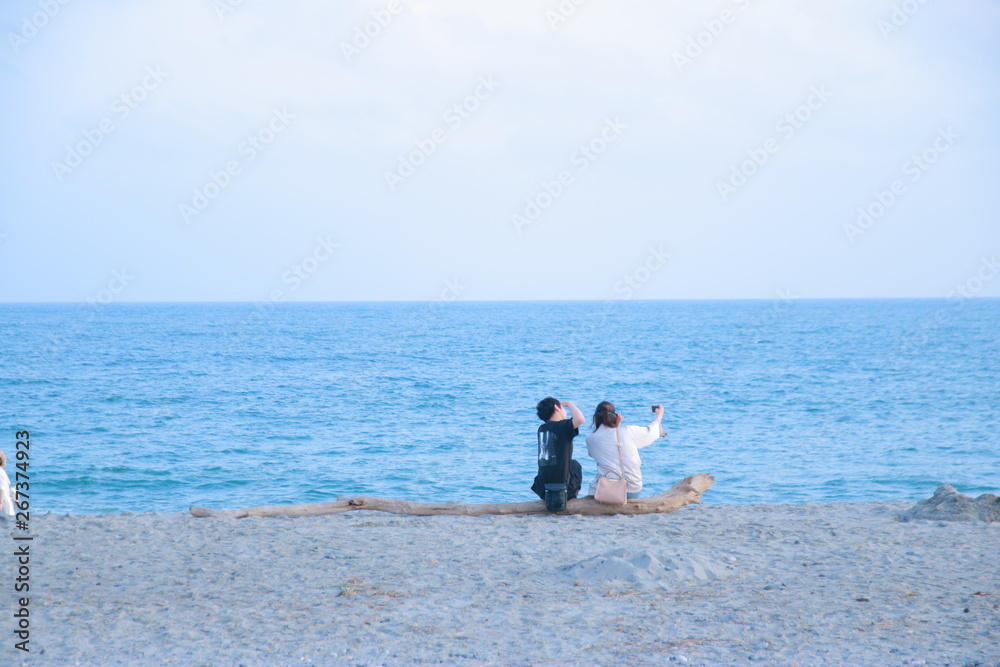 真夏の海で愛を語るカップルと青春