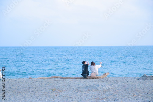 真夏の海で愛を語るカップルと青春