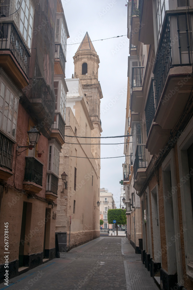 Fototapeta premium calle de centro de la ciudad de Cádiz, Andalucía