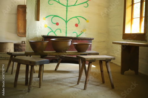 Gliniane naczynia na drewnianych stołkach