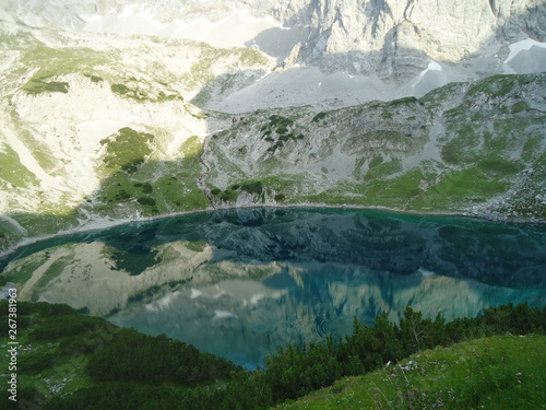 Bergsee Wasser klar Spiegelung Wiese Himmel Natur 5