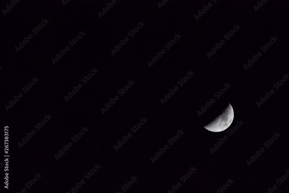 闇夜の月