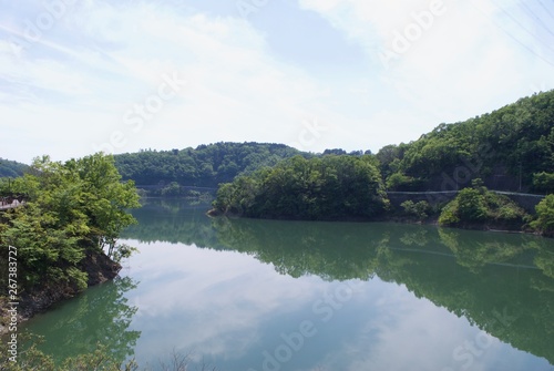 湖のある山の風景