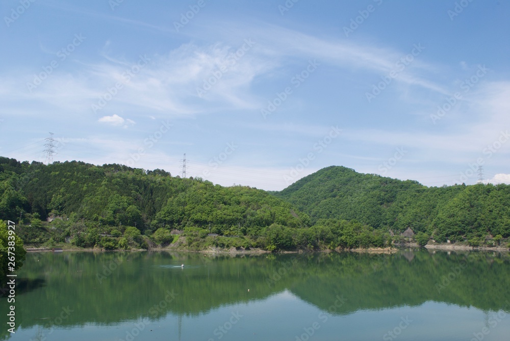 湖のある山の風景