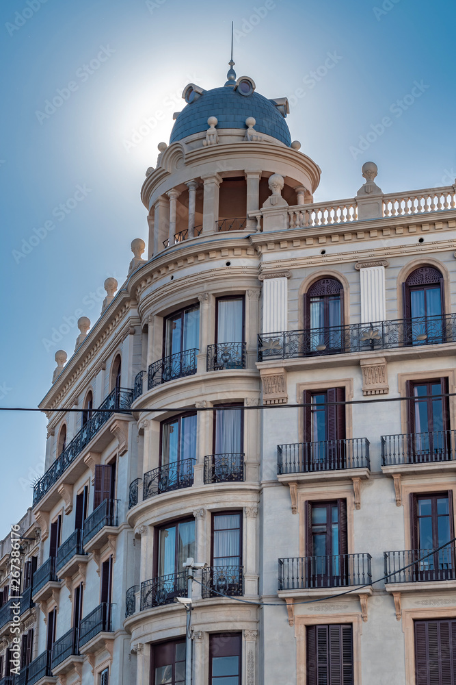 Edificio con cúpula azul en Barcelona 