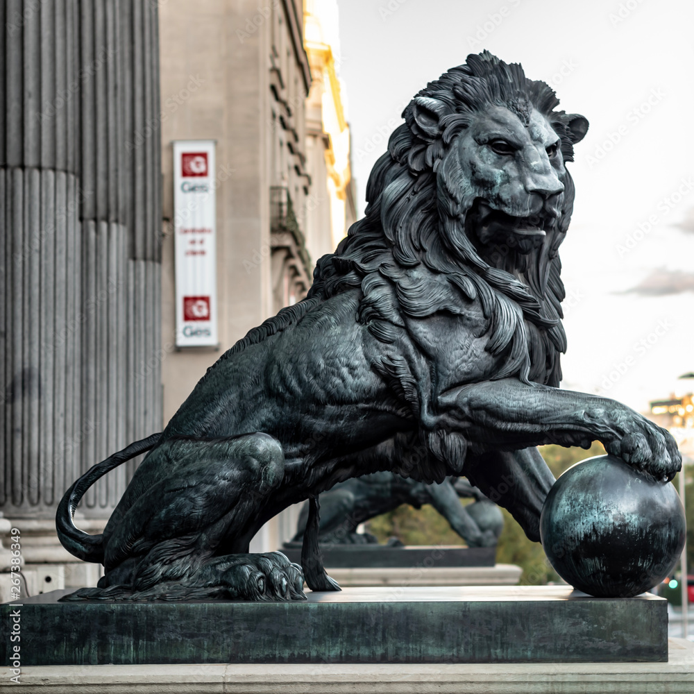 Fototapeta premium Estatua león palacio de congresos 