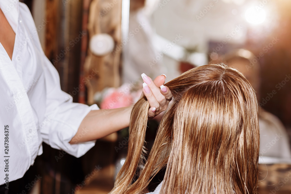 Fototapeta premium Piękna blondynka atrakcyjna kobieta u fryzjera