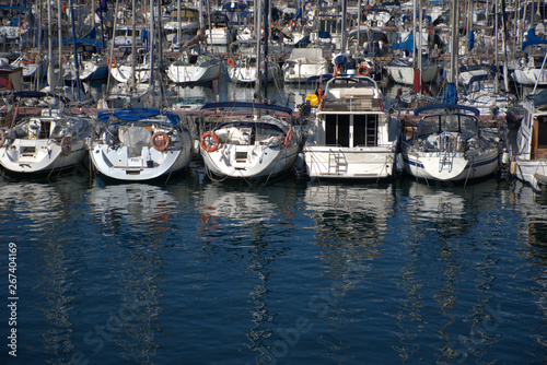 Embarcaciones amarradas en el puerto olímpico de Barcelona en el mar mediterraneo