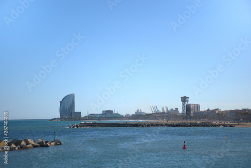 Costa de la ciudad de Barcelona con cielo claro y mar en calma