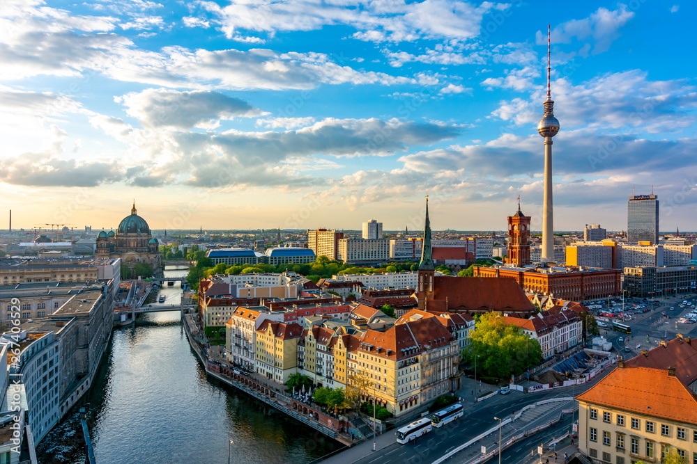 Obraz premium Berlin gród z katedry berlińskiej i wieży telewizyjnej, Niemcy