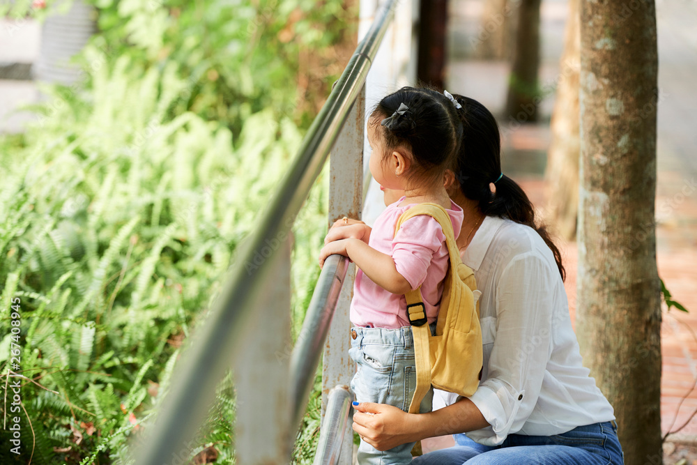 Naklejka premium Visitors of zoo