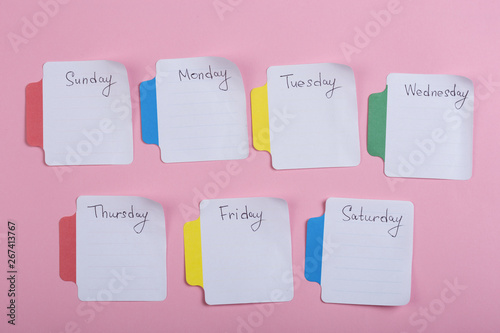 Fotografi The days of the week - the paper stickers attached to the pink background