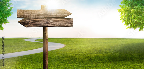 Wegweiser in Landschaft mit Straße