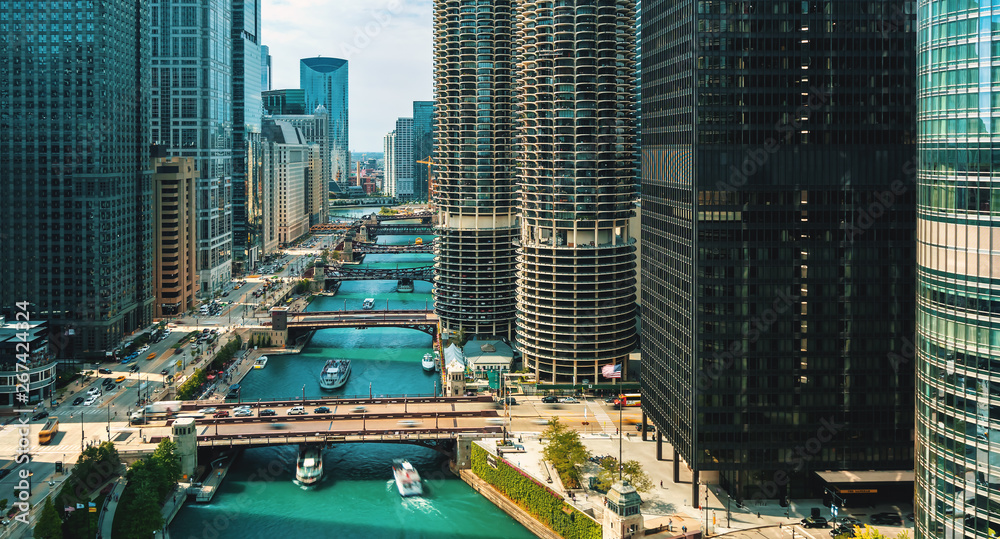 Obraz premium Rzeka Chicago z łodziami i ruchem ulicznym z góry rano