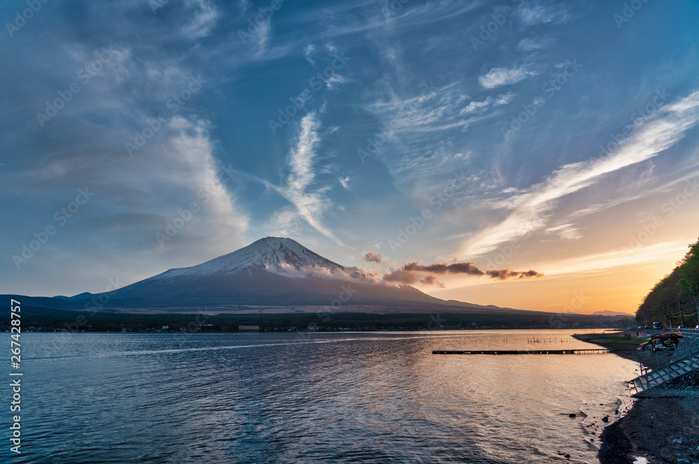 山中湖から見る富士山の夕焼け
