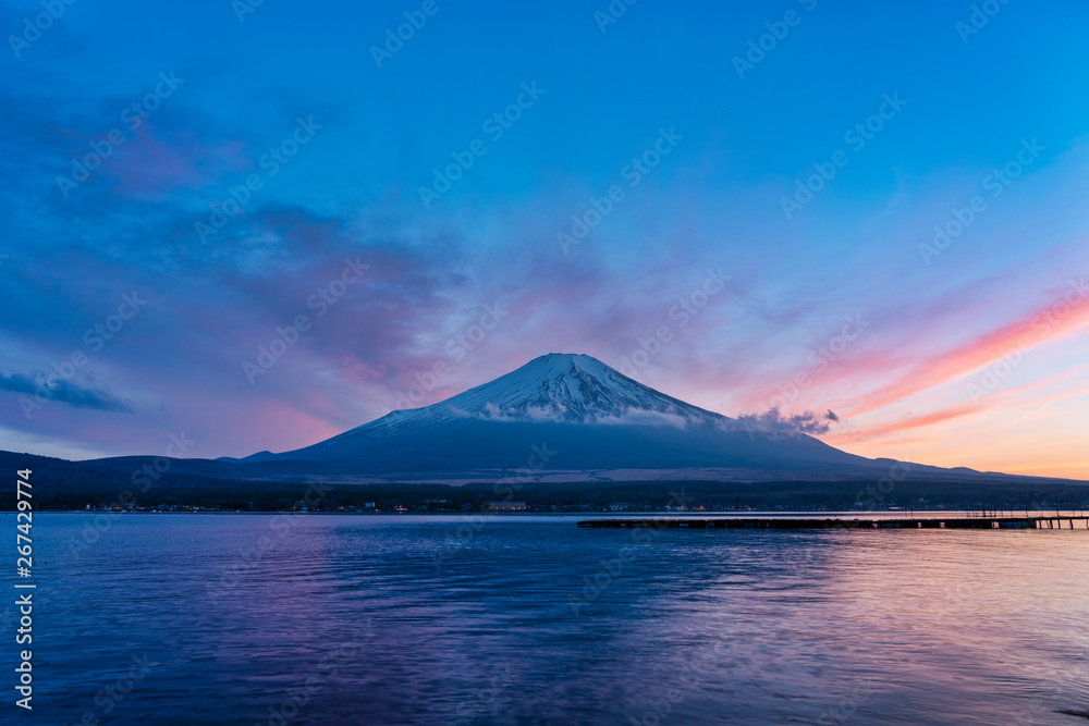 山中湖から見る富士山の夕焼け