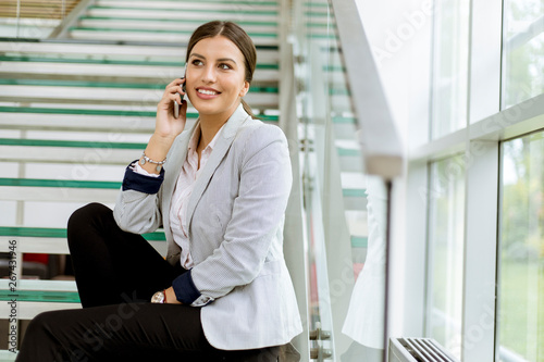 Young business woman sittin...