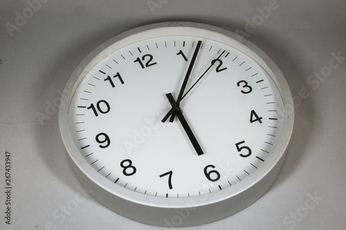 シンプルな時計のイメージ