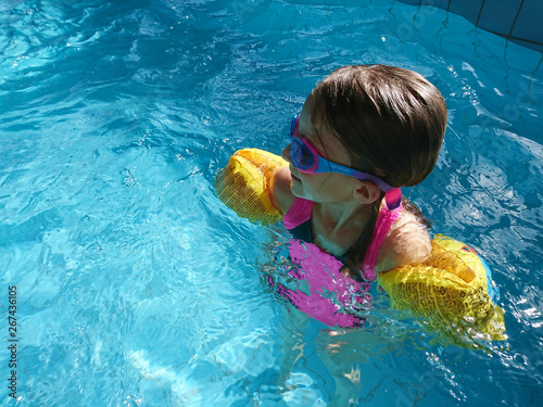 dziewczynka pływająca w basenie