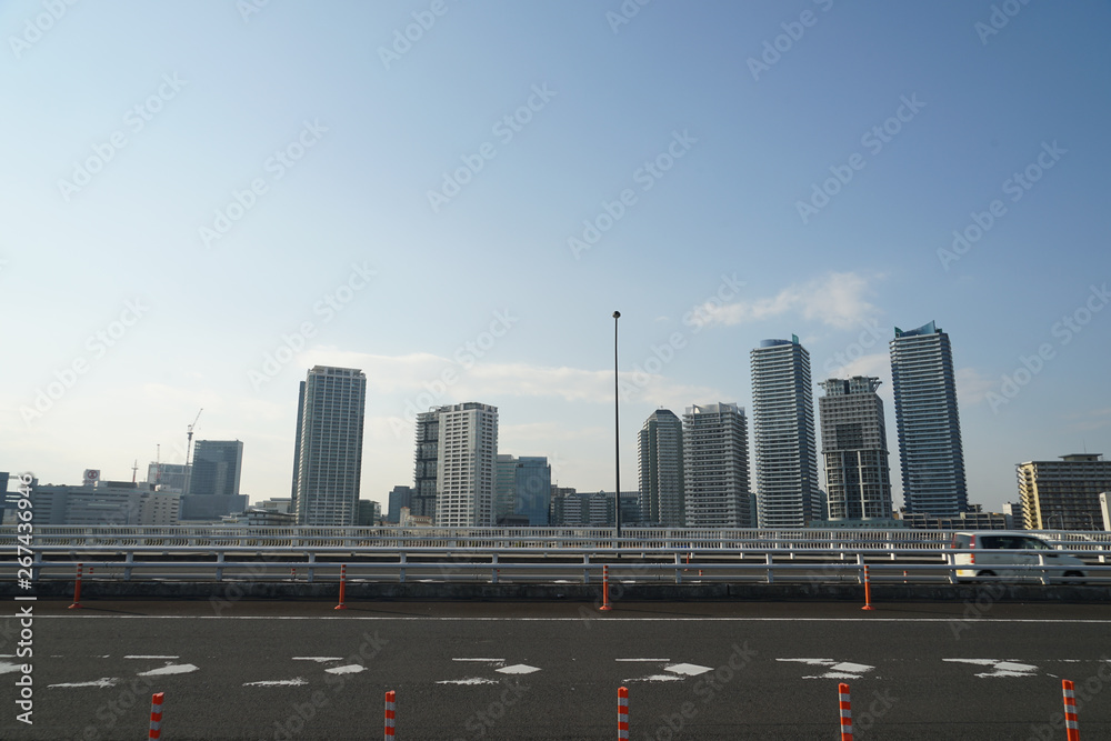 Obraz premium 横浜みなとみらいの街並みと道路