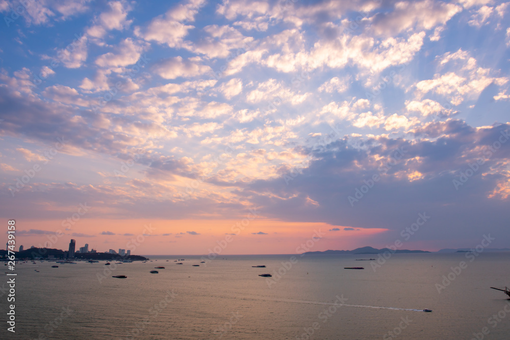 Obraz premium Clear and sunset sky at the beach, Pattaya in summer