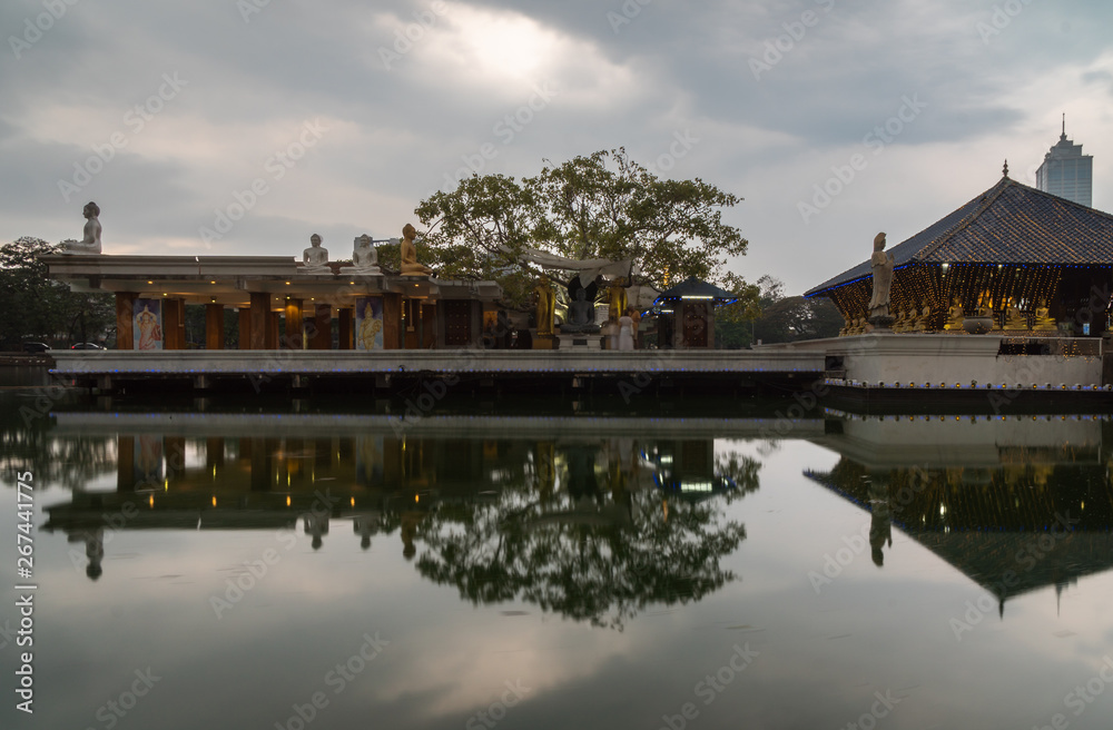 Naklejka premium colombo sri lanka temple buddha bronze sculpture