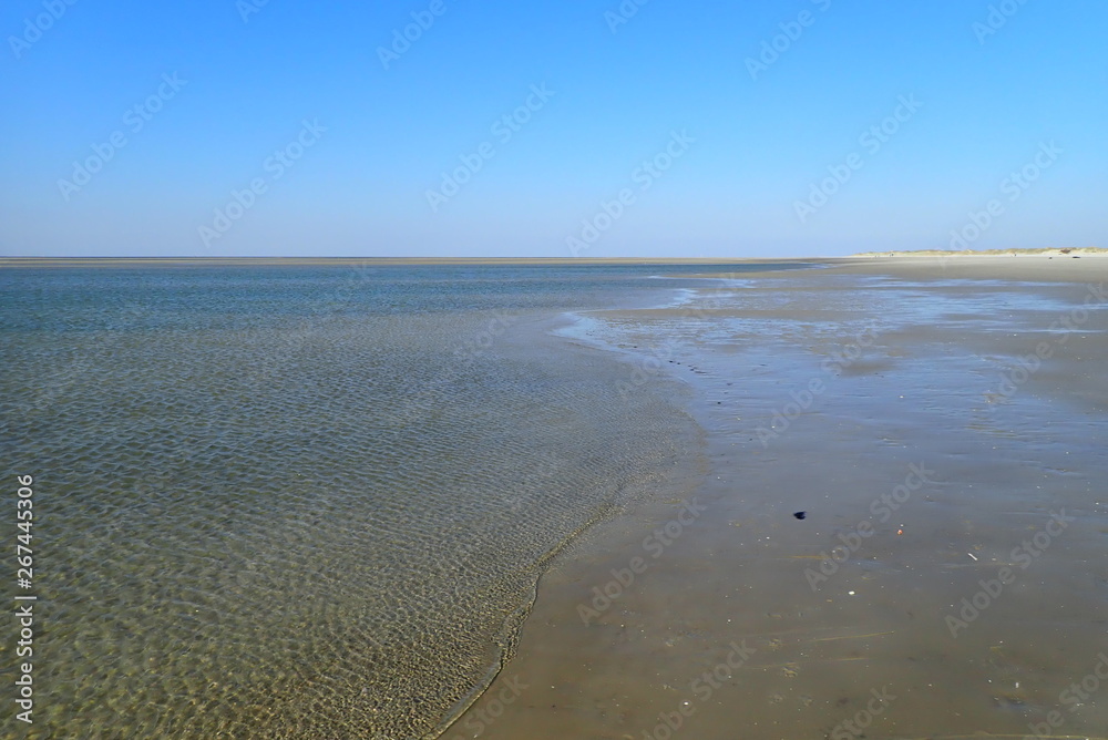 Strand in Norddorf auf Amrum mit flachem Wasser Strand in Norddorf auf Amrum mit flachem Wasser